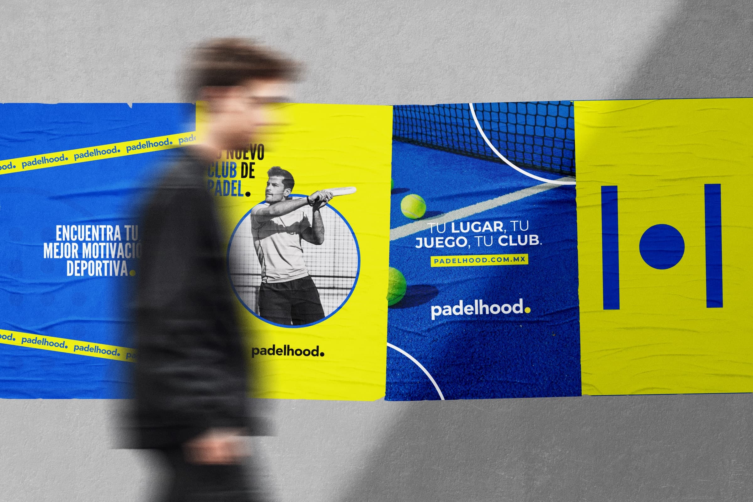 Carteles de Padelhood pegados en un muro urbano
